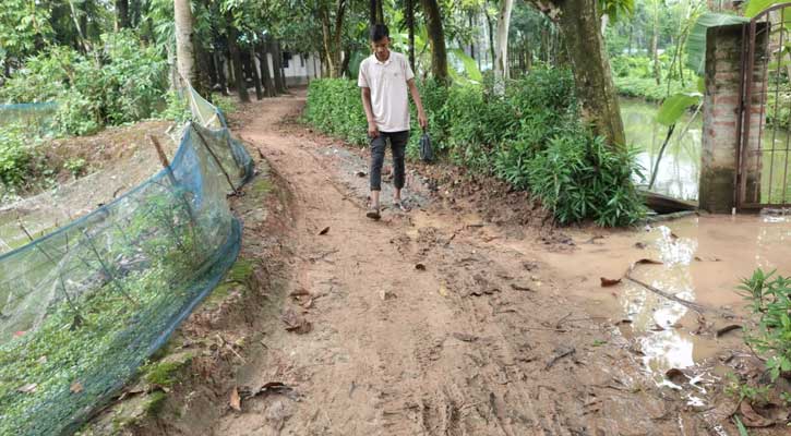 সংস্কারের অভাবে রাস্তার বেহাল দশা, জনদুর্ভোগ চরমে