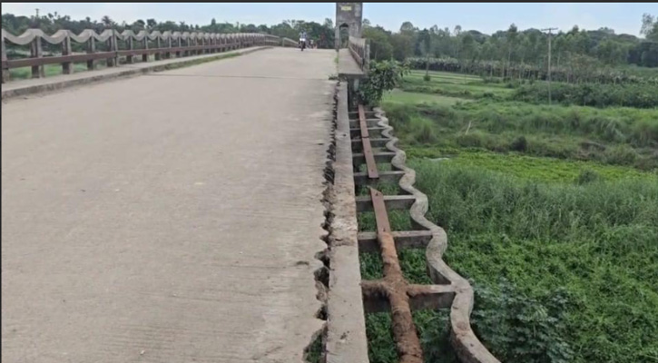 ধামরাইয়ে ঝুঁকিপূর্ণভাবে ঝুলছে সেতুর রেলিং