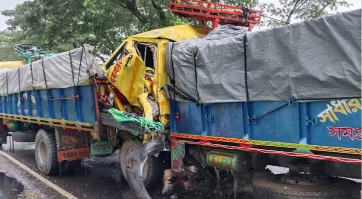 চালককে পাশে বসিয়ে ট্রাক চালাচ্ছিল হেলপার, দুর্ঘটনায় মৃত্যু