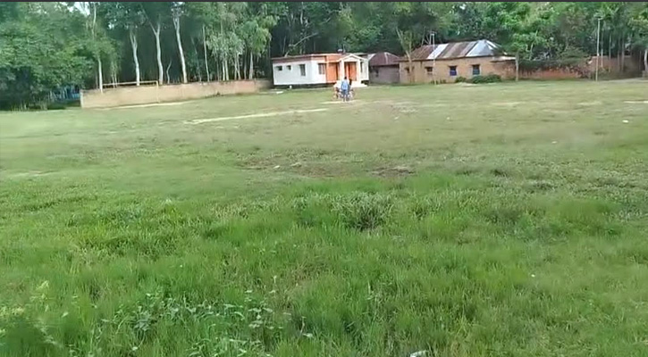 বিদ্যালয়ের জরাজীর্ণ মাঠ সংস্কারে জোরালো দাবি শিক্ষার্থী ও এলাকাবাসীর
