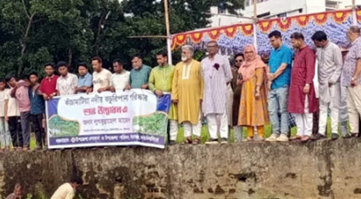 ঈশ্বরগঞ্জে নাব্যতা ফিরিয়ে আনতে কাঁচামাটিয়া নদী থেকে কচুরিপানা অপসারণের উদ্যোগ