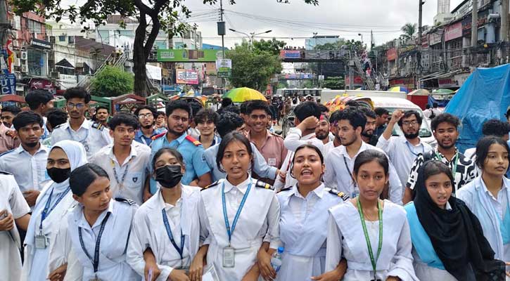 শিক্ষা মন্ত্রণালয়ের উদ্দেশে এইচএসসি পরীক্ষার্থীদের লং মার্চ