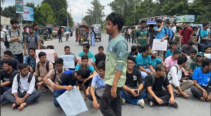 রাজশাহী প্রকৌশল শিক্ষার্থীদের সড়ক অবরোধ