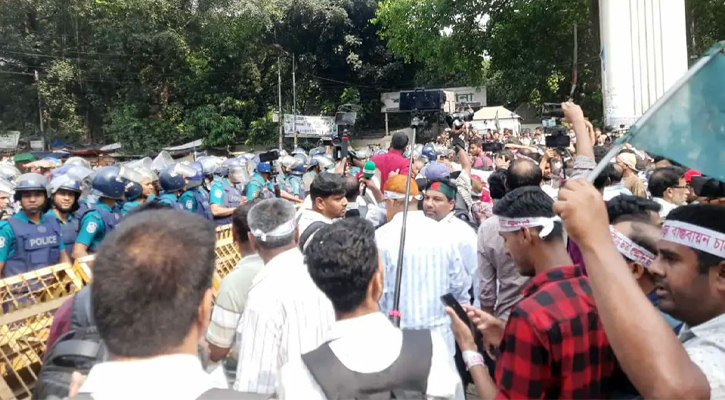 শাহবাগে শিক্ষকদের ব্যারিকেড ভেঙে বিক্ষোভ, যানচলাচল বন্ধ
