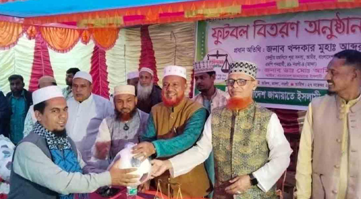 মান্দায় জামায়াতের উদ্যোগে ৩০০ শিক্ষা প্রতিষ্ঠান ও ক্লাবে ফুটবল বিতরণ