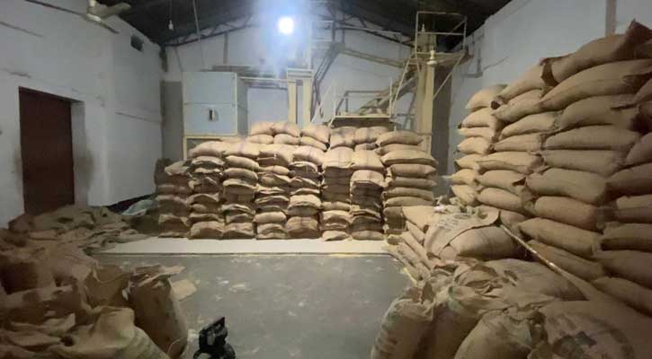 শেরপুরে ৩৩ টন সরকারি চালসহ গোডাউন মালিক আটক