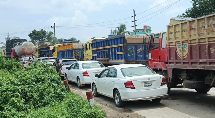 সরাইলে ঢাকা-সিলেট মহাসড়কে ২৫ কিমি যানজট, চরম ভোগান্তিতে যাত্রীরা
