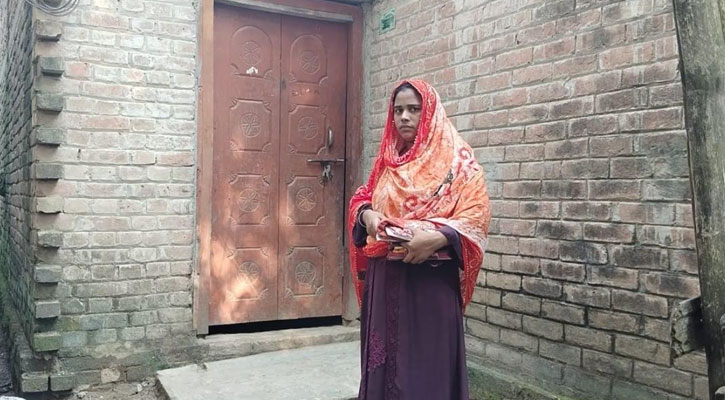 চাঁপাইনবাবগঞ্জে বিয়ের দাবিতে পরকীয়া প্রেমিকের বাড়ির সামনে গৃহবধূর অনশন