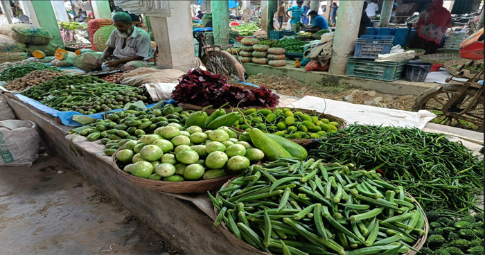 টানা বৃষ্টিতে জীবননগরে সবজির দাম চড়া