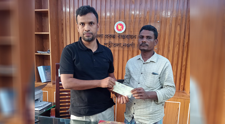পত্নীতলায় এক লক্ষ টাকার অনুদানের চেক হস্তান্তর