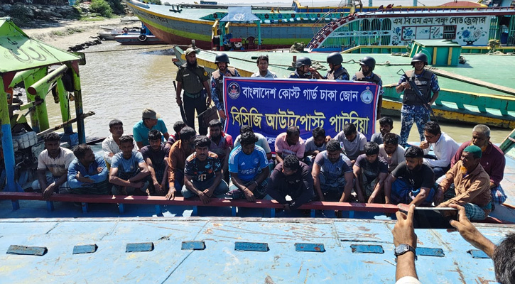 পদ্মায় অবৈধভাবে বালু উত্তোলন, ৫ ড্রেজারসহ আটক ২৪