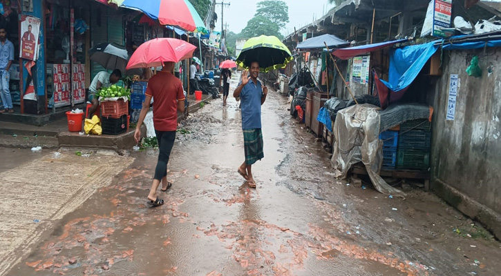 বৃষ্টিতে জনজীবন বিপর্যস্ত
