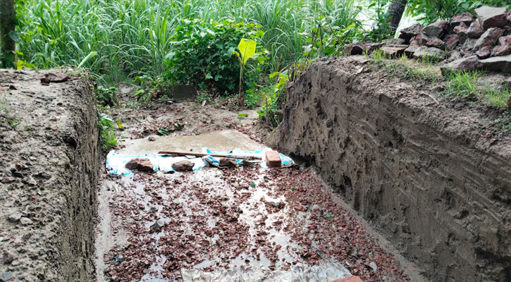 বেজ ঢালাইয়ের খোয়া ভেসে গেল আখের জমিতে, প্রকল্প কর্মকর্তার দাবি—‘কাজ শতভাগ ভালো’