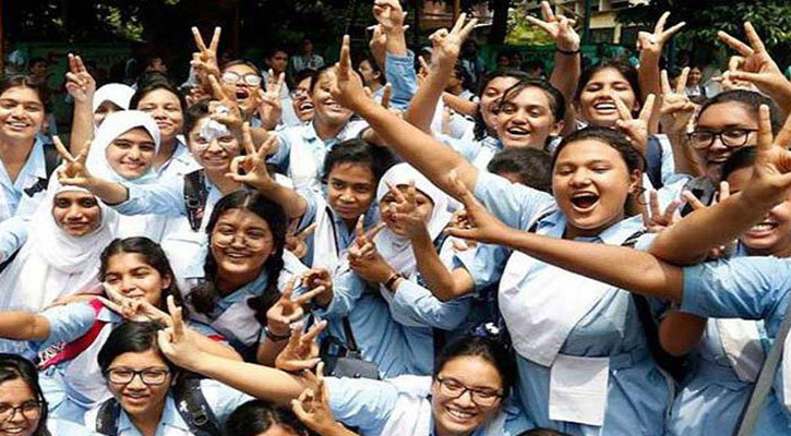 এসএসসি পরীক্ষায় টানা ১০ বছর ধরে এগিয়ে ছাত্রীদের পাসের হার