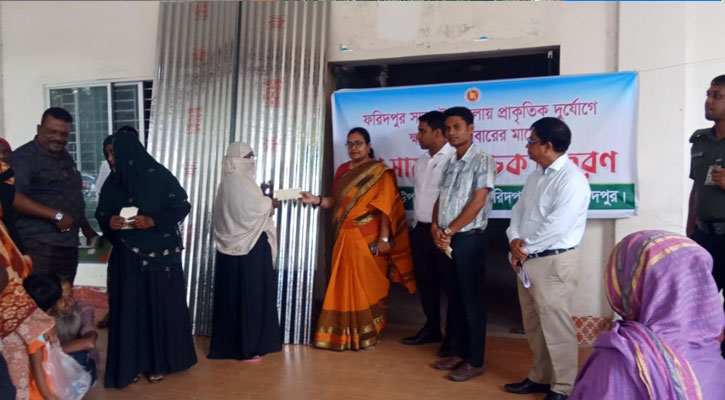 ফরিদপুরে প্রাকৃতিক দুর্যোগে ক্ষতিগ্রস্তদের মাঝে ত্রাণ ও চেক বিতরণ