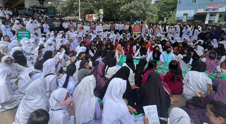 রাজধানীর সাতরাস্তায় শিক্ষার্থীদের সড়ক অবরোধ, যান চলাচল বন্ধ