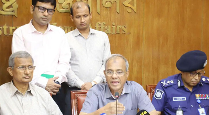 পূজা নিয়ে পাশের দেশ ও ফ্যাসিস্টের সহযোগীরা গুজব ছড়াতে পারে: স্বরাষ্ট্র উপদেষ্টা