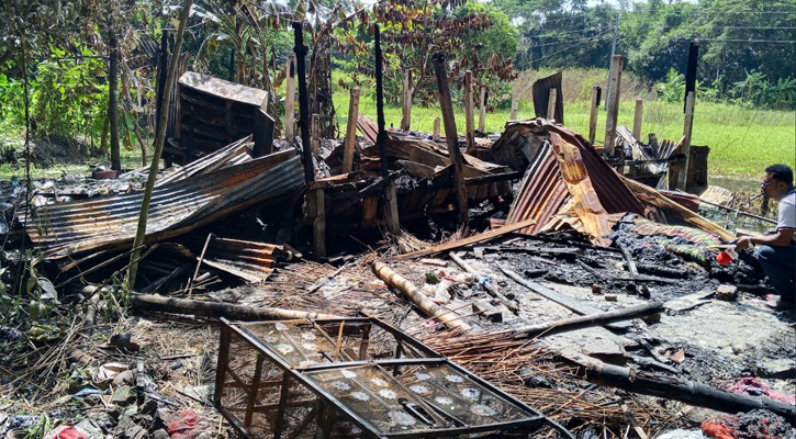 ডাসারে আগুনে পুড়ে ছাই দুই অসহায় পরিবারের বসতঘর