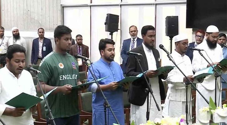 শপথ নিলেন এনসিপির নবনির্বাচিত এমপিরা