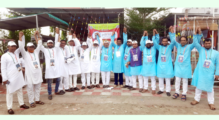কোটালীপাড়ায় ব্রিজ নির্মাণের দাবিতে এলাকাবাসীর মানববন্ধন