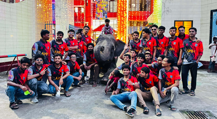 প্রথমবারের মতো বাকৃবিতে হাতি নিয়ে হল ফিস্টের ব্যতিক্রমী শোভাযাত্রা