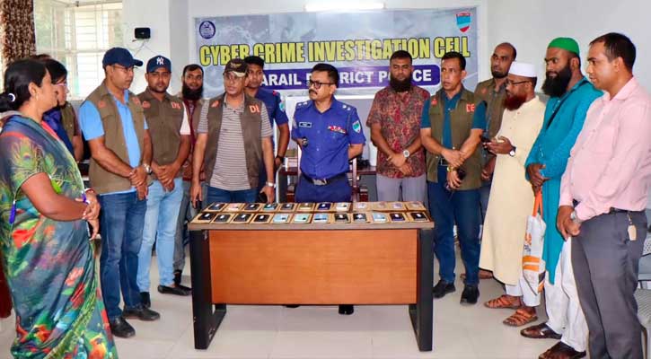 নড়াইলে উদ্ধার হওয়া মোবাইল ফোন ও নগদ টাকা মালিকদের হাতে তুলে দিলেন এসপি