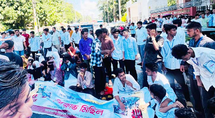 মৌলভীবাজারে শিক্ষার্থীদের সড়ক অবরোধে চরম ভোগান্তি