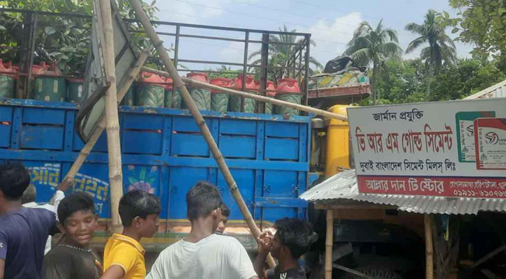 খুলনায় গ্যাসবাহী ট্রাকের ধাক্কায় নিহত ২, আহত ৪