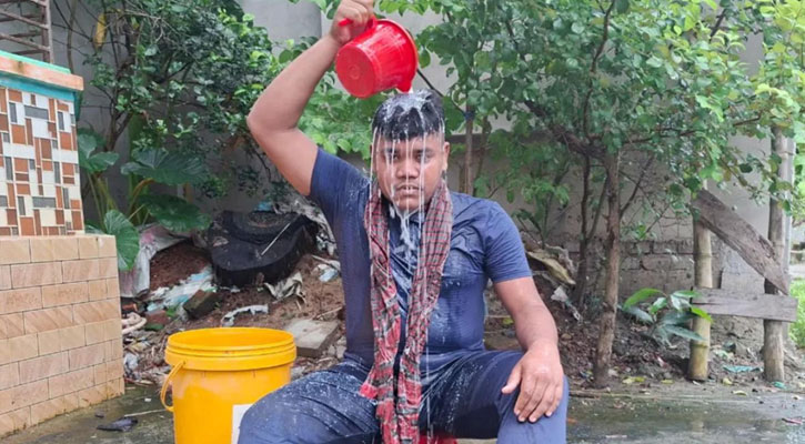 গোপালগঞ্জে দুধ দিয়ে গোসল করে ছাত্রলীগ নেতার পদত্যাগ