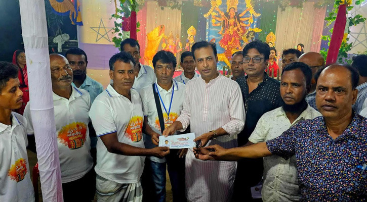 মান্দায় কেন্দ্রীয় বিএনপি নেতার বিভিন্ন পূজামণ্ডপ পরিদর্শন ও আর্থিক সহায়তা প্রদান