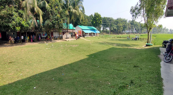 মানসম্মত খেলার মাঠের অভাবে ভুগছে রাণীনগরের সিম্বা ইউনাইটেড উচ্চ বিদ্যালয়