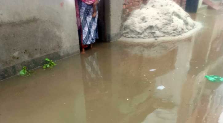 পত্নীতলায় টানা বৃষ্টিতে জলাবদ্ধতা, বেড়েছে জনদুর্ভোগ