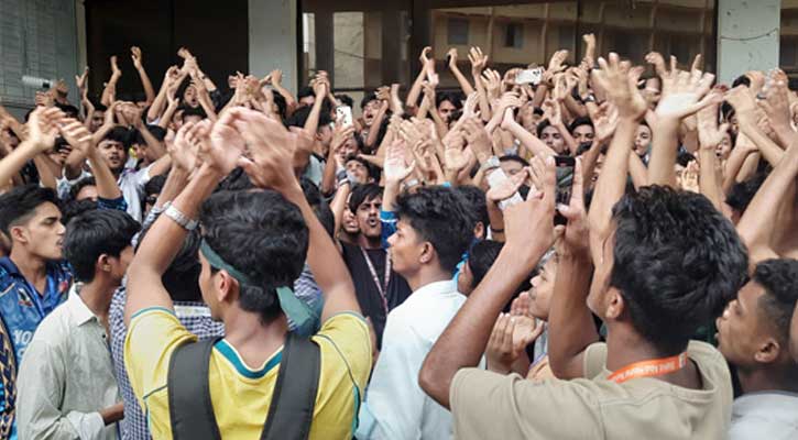 পরীক্ষা স্থগিতের দাবিতে রাজশাহী শিক্ষা বোর্ড ঘেরাও
