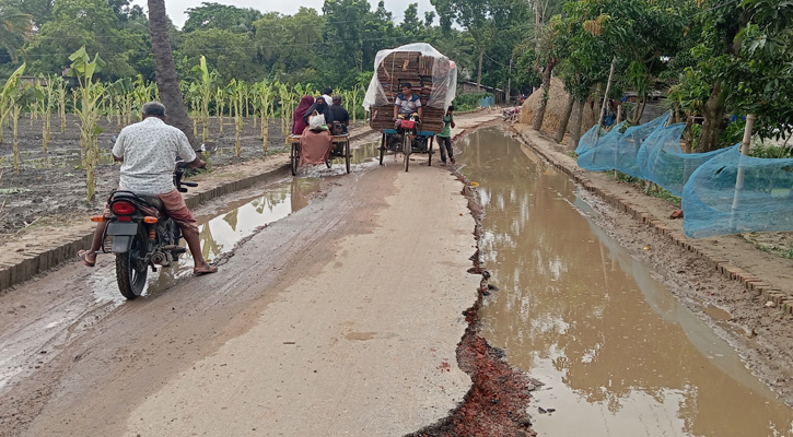 আত্রাইয়ে সড়কের বেহাল দশা : স্থানীয়দের ক্ষোভ