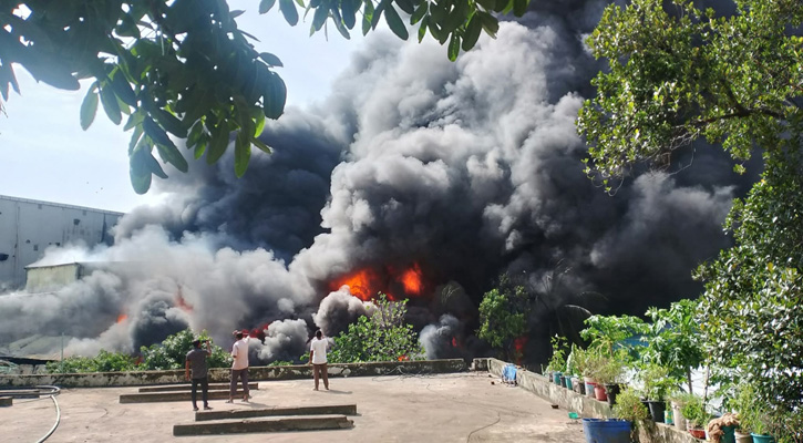 চট্টগ্রাম কর্ণফুলী ইপিজেডে আগুন, নিয়ন্ত্রণে ৮ ইউনিট