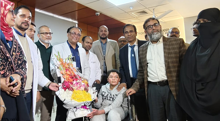 ৩৬টি অপারেশনের পর বাড়ি ফিরল শিক্ষার্থী আবিদ