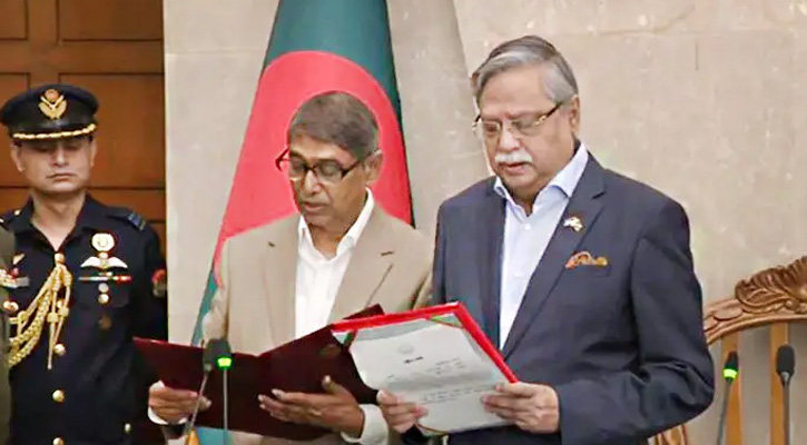 নতুন মন্ত্রী হিসেবে শপথ নিলেন আহমেদ আজম খান