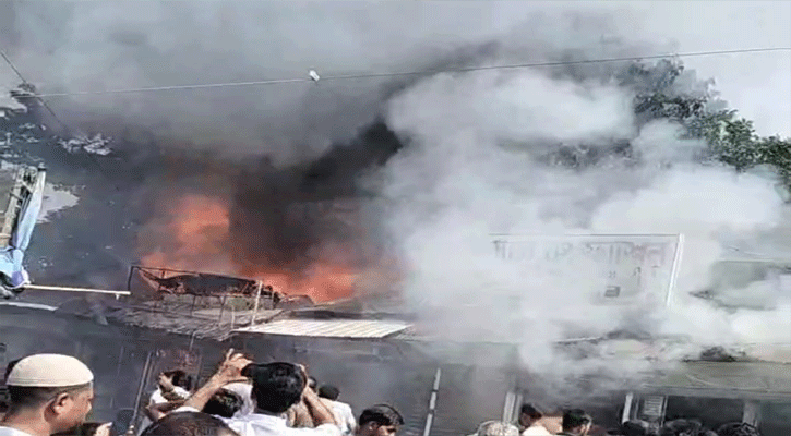 হরিরামপুরের ঝিটকা বাজারে ভয়াবহ অগ্নিকাণ্ড, নিঃস্ব ব্যবসায়ীরা