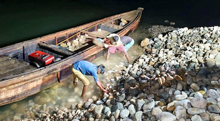 রাতভর যৌথবাহিনীর অভিযানে ১২ হাজার ঘনফুট পাথর উদ্ধার