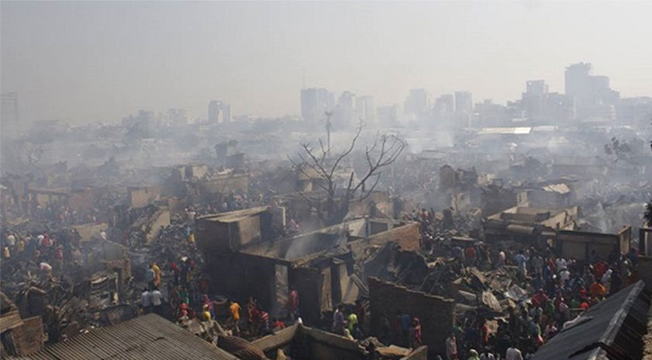 ভোরের আলোয় স্পষ্ট হলো কড়াইল বস্তির আগুনে ক্ষতচিহ্ন