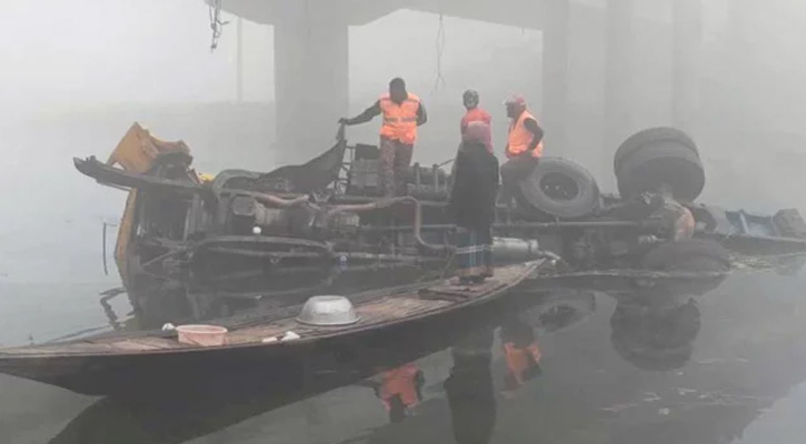ঝিনাইদহে ব্রিজের রেলিং ভেঙে কুমার নদে ট্রাক, নিহত ২