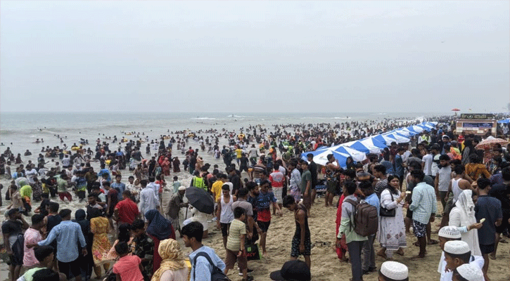 ঈদের ছুটিতে কক্সবাজার সমুদ্র সৈকতে পর্যটকের ঢল