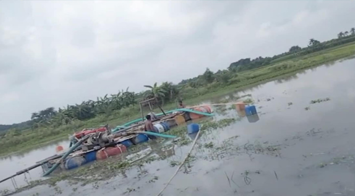কোটচাঁদপুরে ড্রেজার মেশিন দিয়ে পুকুর থেকে বালু উত্তোলন, দুইজনকে আসামি করে থানায় এজাহার
