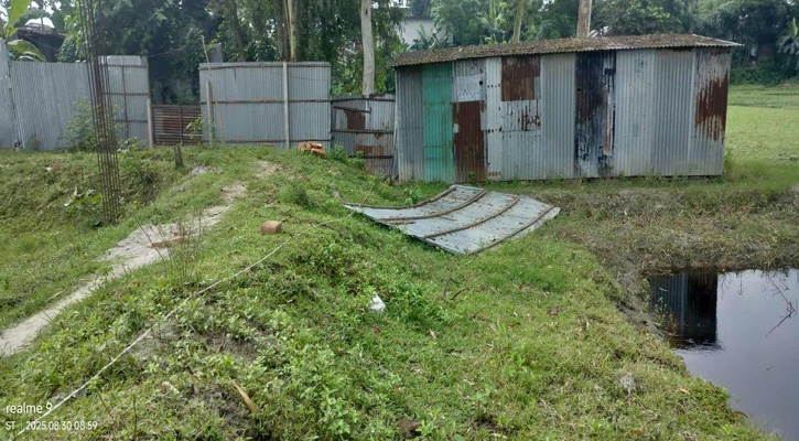 সিরাজগঞ্জ সরকারি কলেজের সহযোগী অধ্যাপককে লাঞ্ছিত করে জমি দখলের চেষ্টা, নিরাপত্তাহীনতায় পরিবার