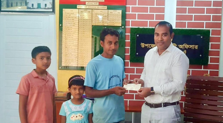 নওগাঁয় অসহায় দুই শিক্ষার্থীকে ইউএনও‍‍`র আর্থিক সহায়তা প্রদান