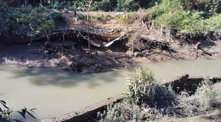 বোয়ালখালীর ভারাম্বা খালে গিলে খাচ্ছে সড়ক ও বসতবাড়ি