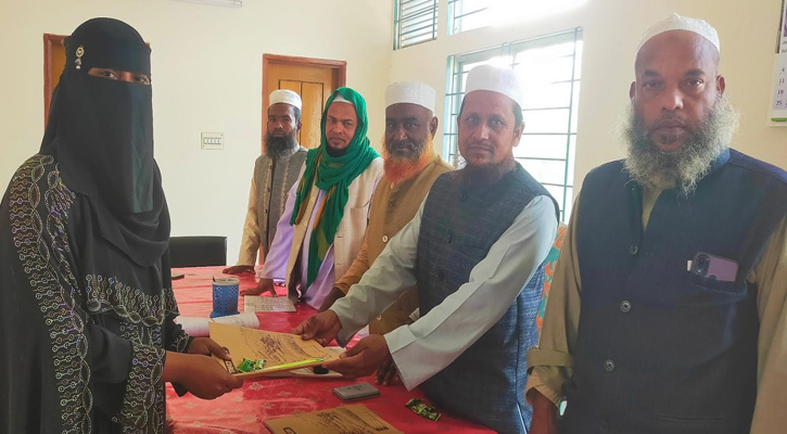 নিয়মিত মাদরাসায় উপস্থিত থাকায় শিক্ষার্থীদের মাঝে পুরস্কার বিতরণ