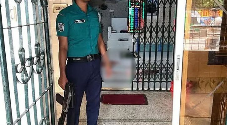 ফজরের নামাজ চলাকালে মসজিদে ঢুকে গুলি, দুই মুসল্লি গুলিবিদ্ধ