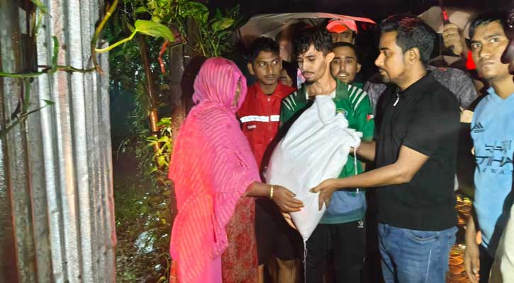 বোয়ালখালীতে পানিবন্দী মানুষের পাশে ইউএনও