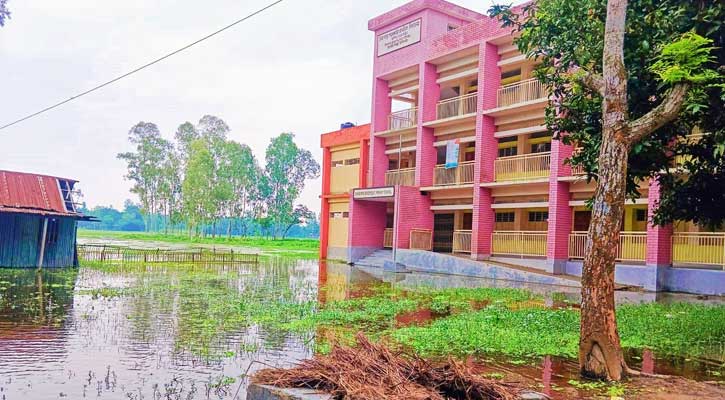 সামান্য বৃষ্টিতেই হাঁটুপানি, দুর্ভোগে শিক্ষক-শিক্ষার্থীরা